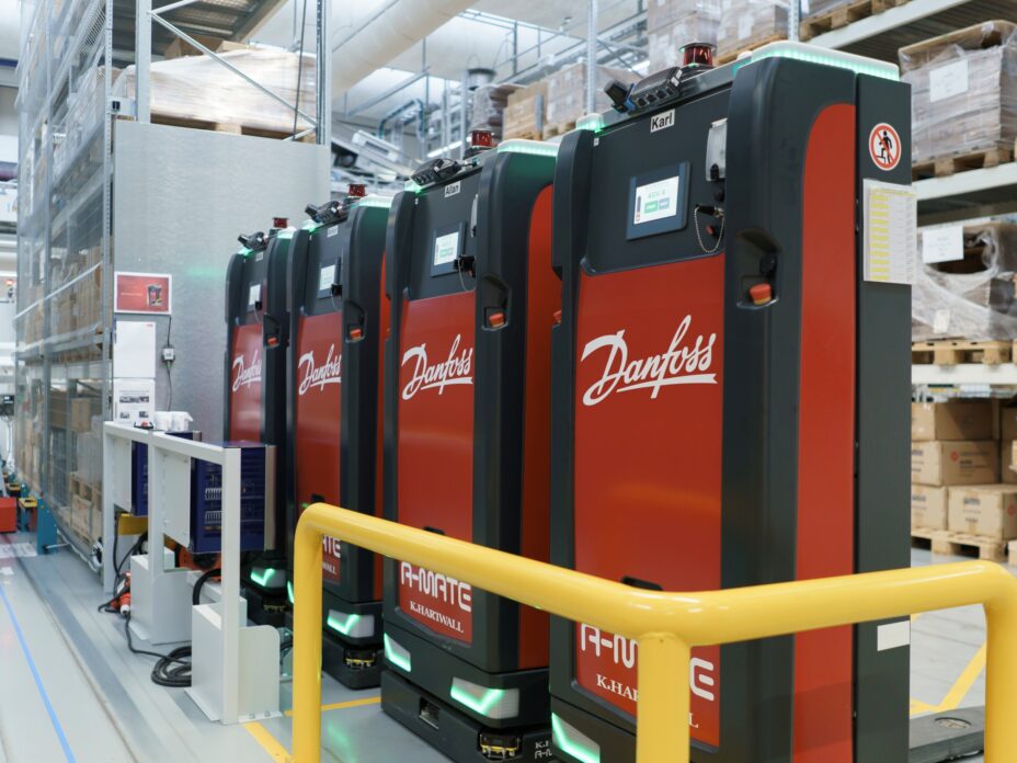 Danfoss in Dänemark setzt vier A-MATE FreeLift für den internen Materialtransport ein